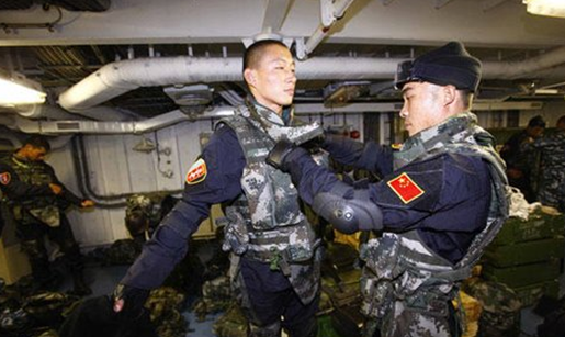 人員在軍艦艙室內工作